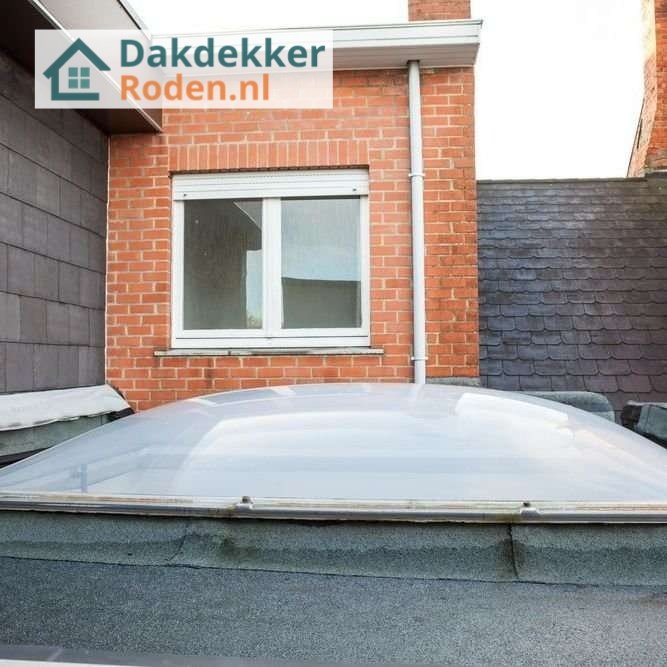 Inspectie van een plat dak met lichtkoepel Inspectie van een plat dak in roden met lichtkoepel